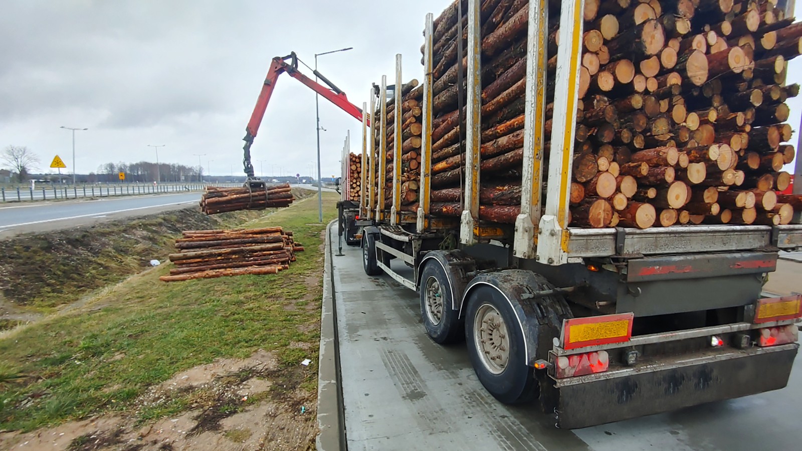 Rozładunek nadmiaru drewna