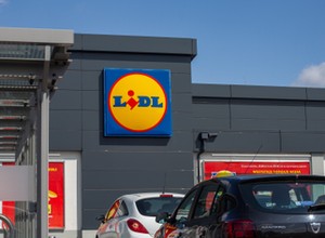 Kary 5 tys. zł za spalinowe auto pod Lidlem i Biedronką. Wyjaśniamy, jaka jest prawda