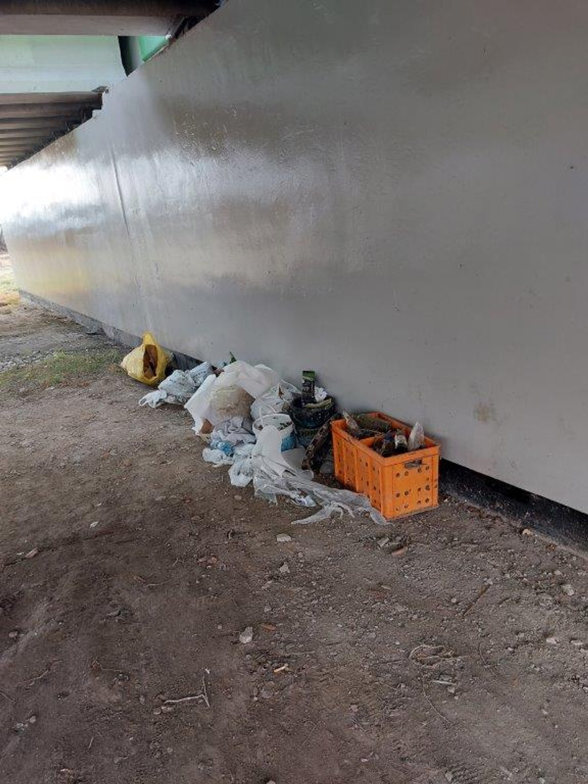 Śmieci pozostawione w przejściu pod drogą krajową - woj małopolskie