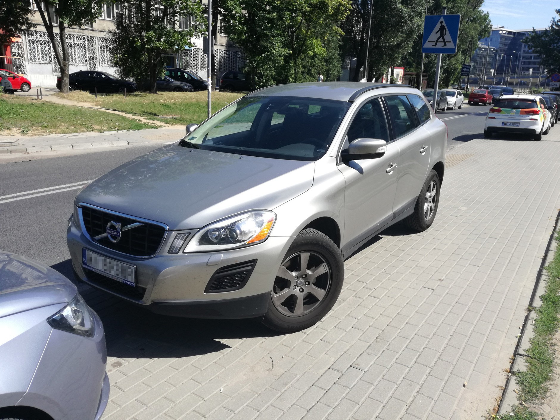 Skąd wiadomo, czy dane auto ma prawo wjeżdżać na chodnik? Należy sprawdzić, w dowodzie rejestracyjnym, jaką ma DMC (dopuszczalną masę całkowitą). Wiele dużych i średniej wielkości SUV–ów nie ma prawa wjazdu na chodnik, co zależy m.in. od wersji silnikowej – różne wersje mają różną DMC.