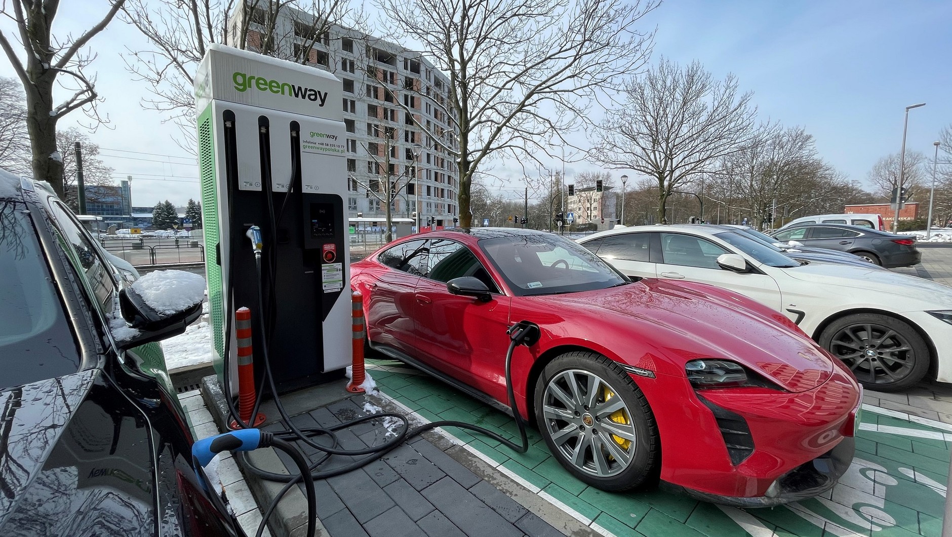 Porsche Taycan GTS przy ładowarce w Krakowie