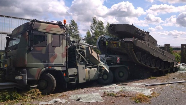 Laweta z czołgiem zrobiła demolkę na autostradzie. Wszystko przez oponę