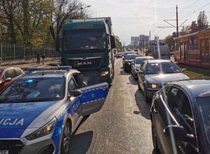 TIR blokował ulicę w Łodzi. Świadkowie byli w szoku, gdy zobaczyli kierowcę