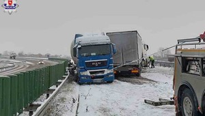 Kierowca tira najechał na inną ciężarówkę. Autobus wypadł z drogi. Trudne warunki na drogach