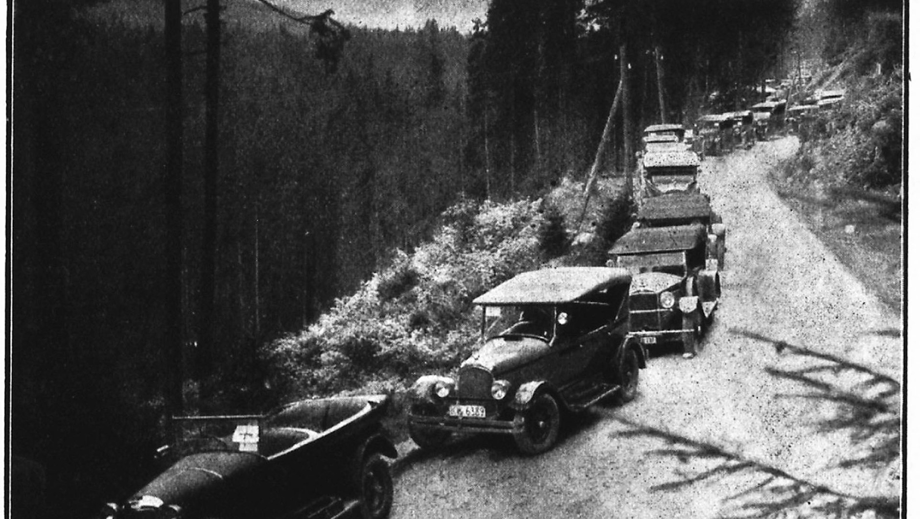 Korek z 1927 roku na drodze do Morskiego Oka. To publiczność, która przybyła na Rajd Tatrzański.
