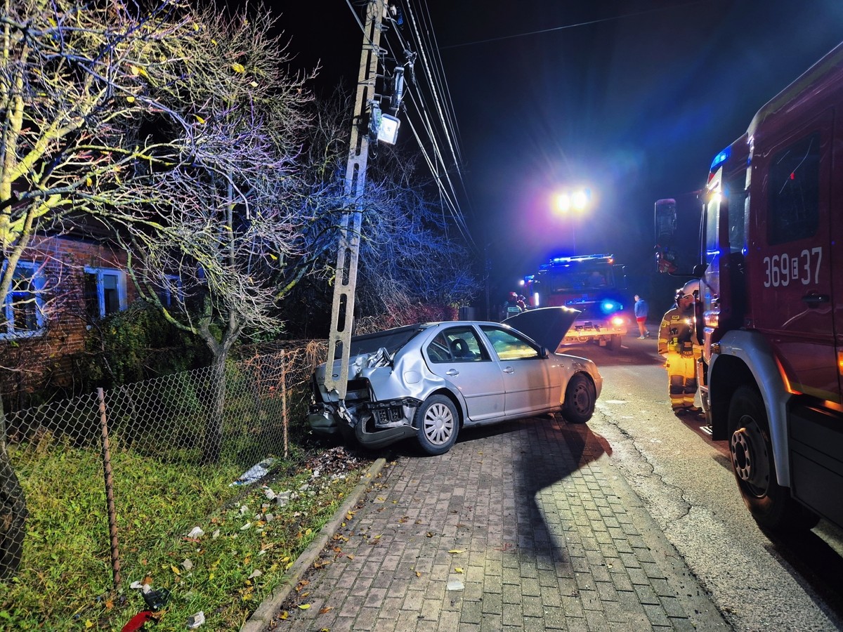 W Makowie 17-latek bez prawa jazdy uderzył w słup energetyczny. Koszty napraw będą musieli pokryć rodzice