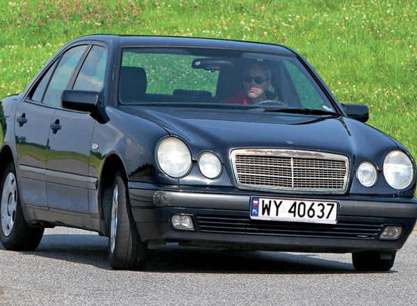 Ofiara rdzy, ale z dobrym dieslem - Mercedes klasy E W210 2.9 TD