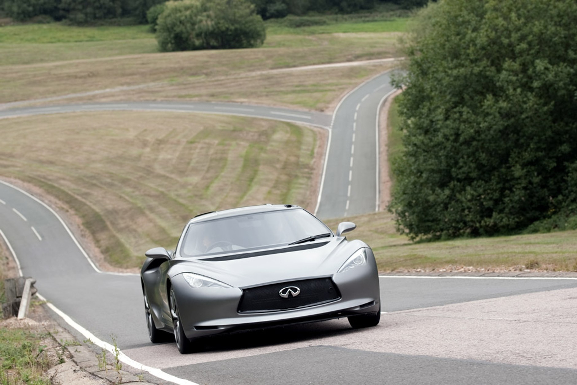 Infiniti Emerg-e: samochód mknący w milczeniu