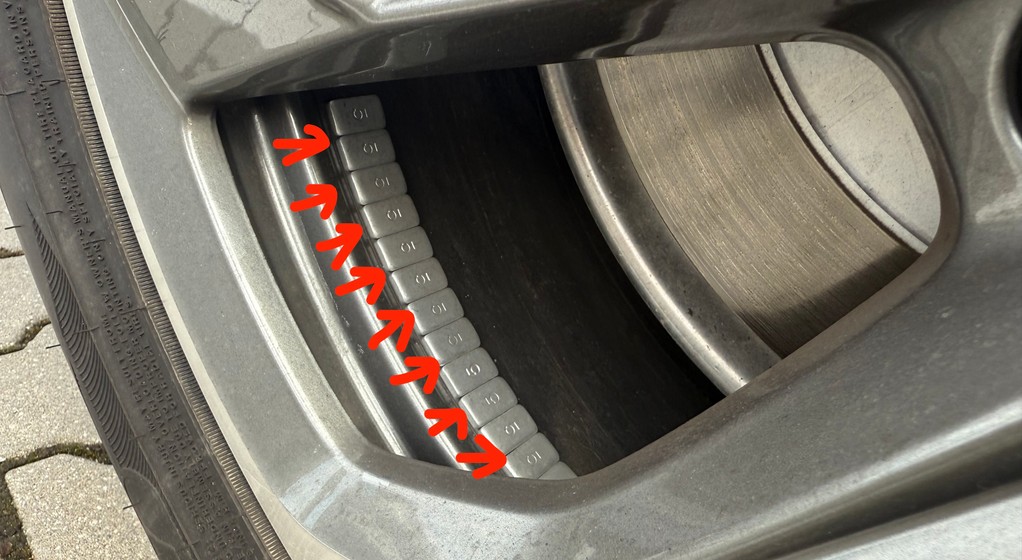 Ciężarki wyważające na kole – na tej obręczy były dwa takie paski. Nie za dużo?