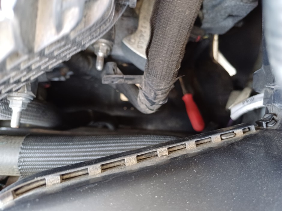 Ford S-Max z Niemiec: wkrętak z czerwoną rękojeścią to nie fabryczne wyposażenie. Nasi tu byli? Innych śladów napraw nie widać.