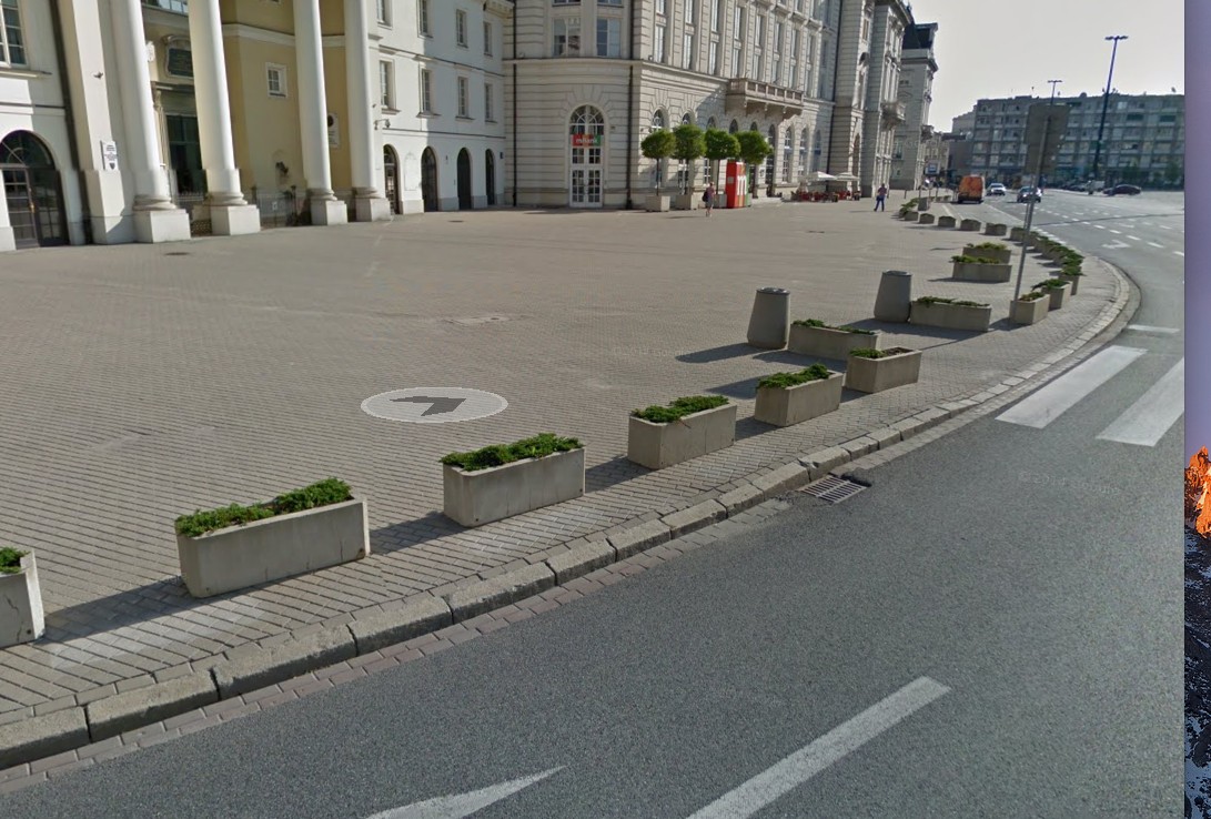 Były donice, dziś nie ma donic. Przeszkadzały w nielegalnym wjeżdżaniu na plac?