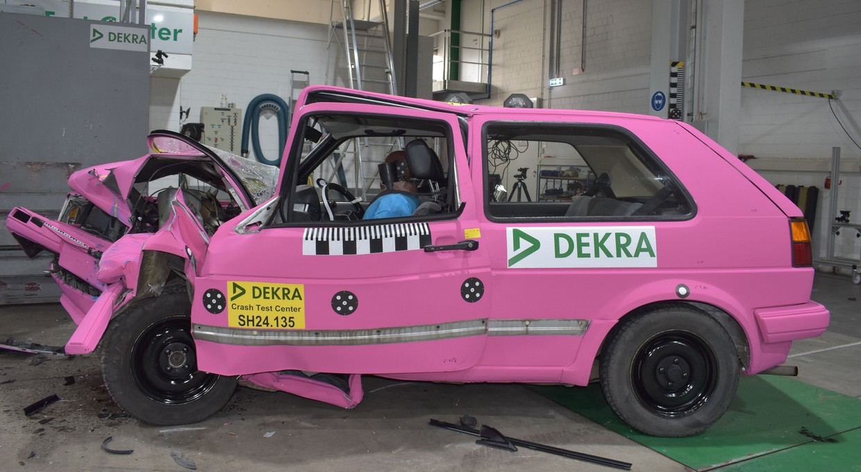 Dekra rozbiła Golfa II z 1989 r. Zdjęcia mówią wszystko
