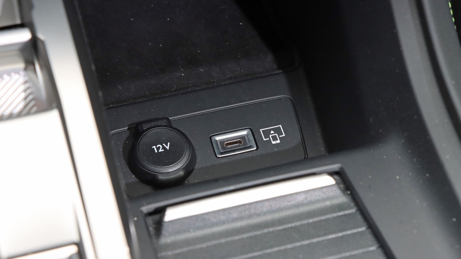 Jedno z trzech gniazd USB-C umieszczono w konsoli środkowej z przodu