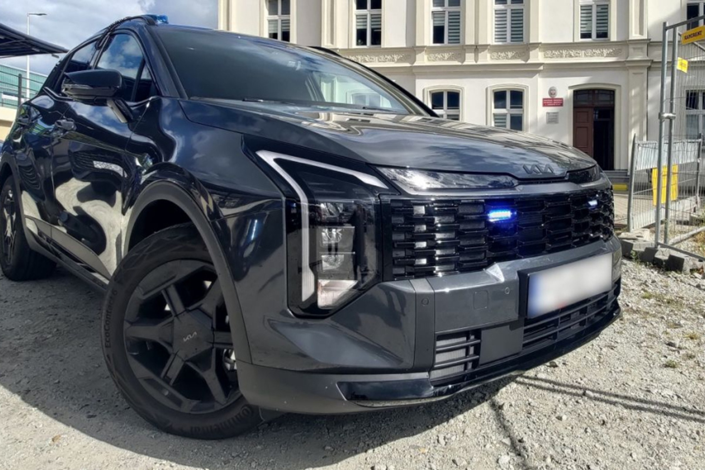 Nowy nieoznakowany radiowóz na drogach. Kia Sportage będzie jeździć i sprawdzać wydech
