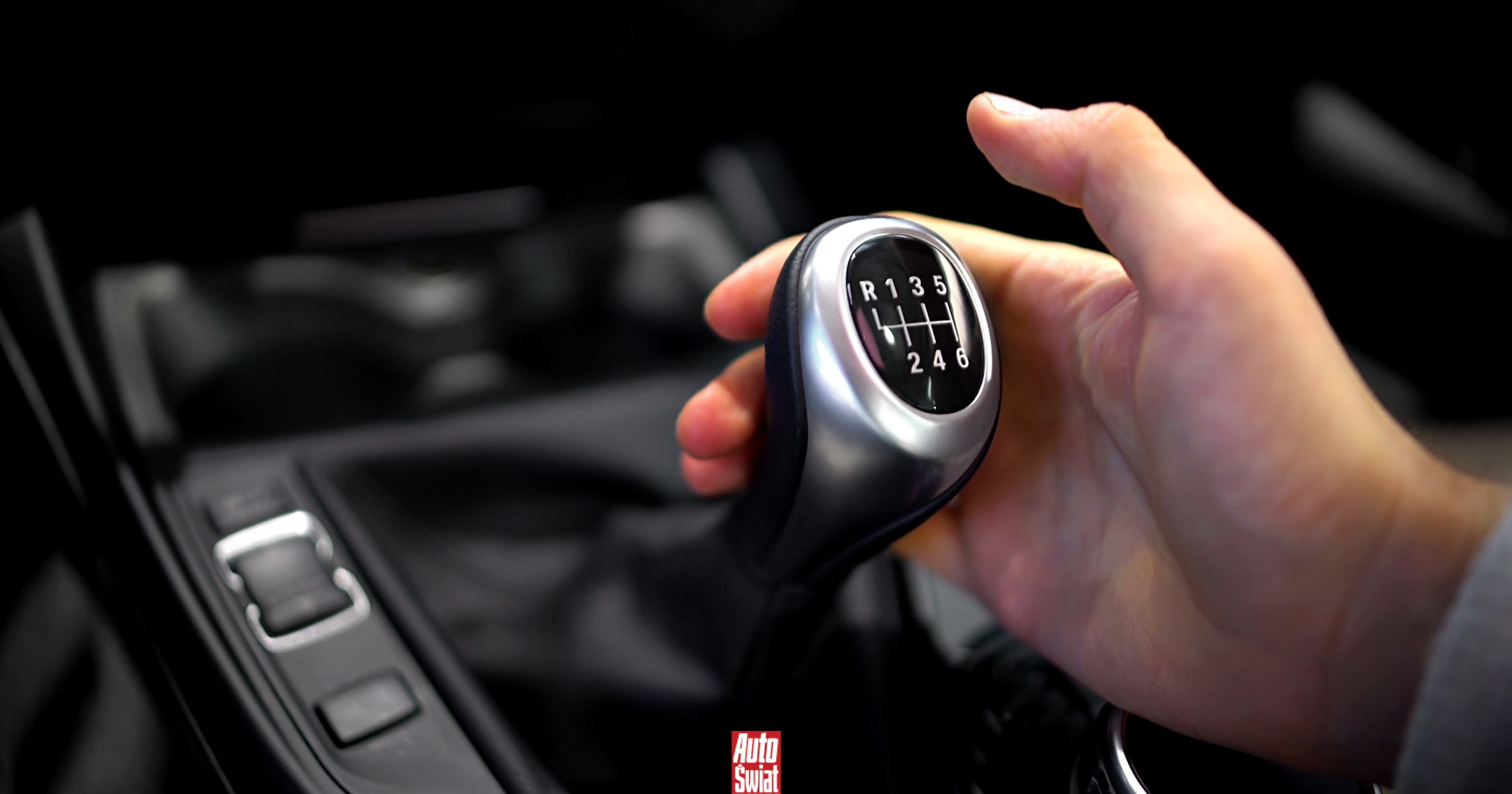 Zgrzyty przy zmianie biegów. Czasem oznaczają awarię a czasem wystarczy zmienić nawyk