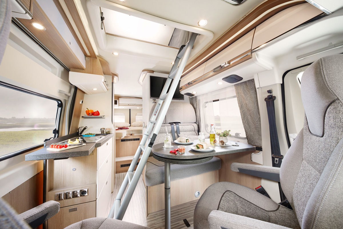 Wynajęcie dobrze wyposażonego, nowego kampera dla 4 osób kosztuje w tzw. wysokim sezonie ponad 500 zł  za dobę.