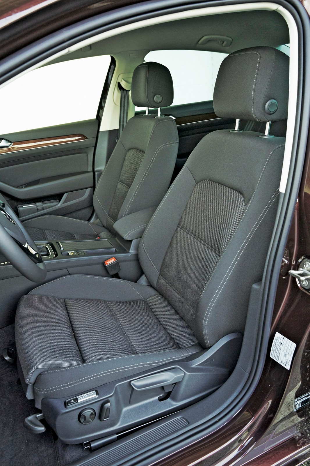 Benzynowe sedany - Audi A4, BMW 318i, Mercedes C 180 i VW Passat - dane techniczne, wymiary, spalanie