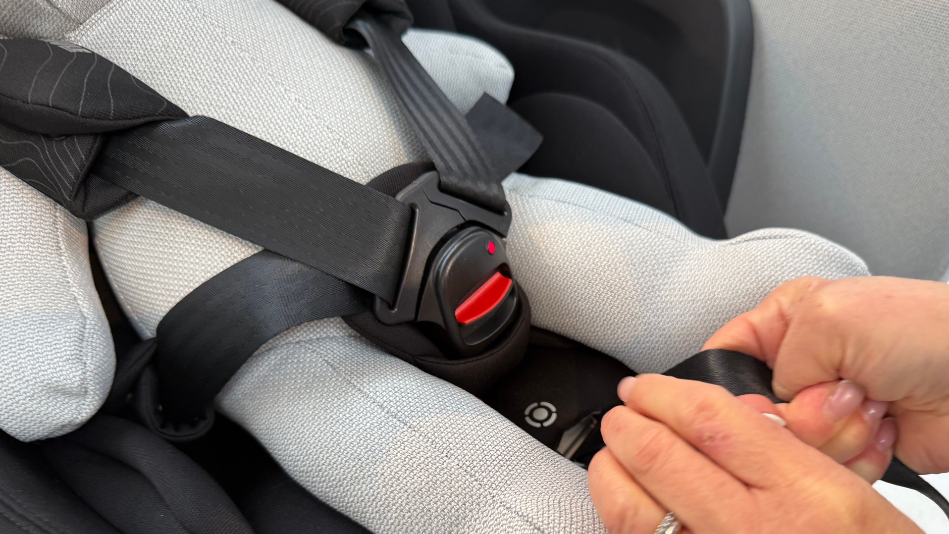 Wskaźnik dociągnięcia pasa bezpieczeństwa w foteliku dla niemowląt