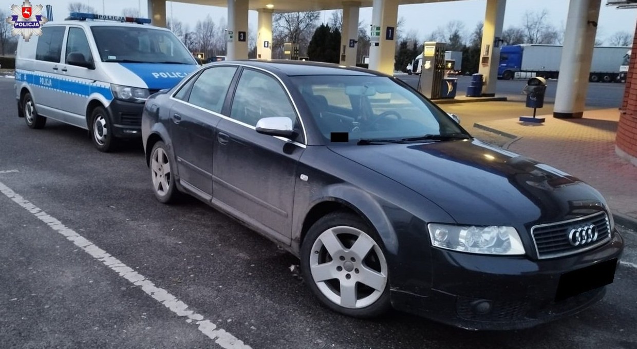 Kierowca w takim stanie przyjechał na stację paliw. W aucie leżał dowód