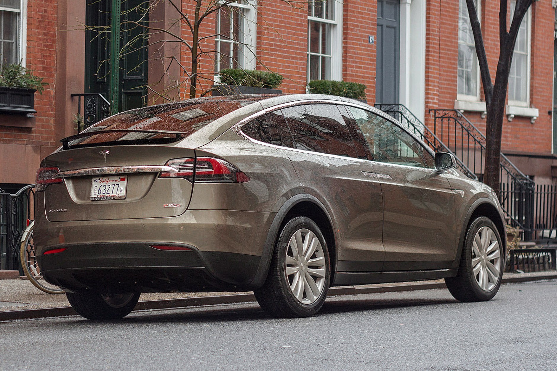 Tesla Model X - skrzydalty ekoanioł