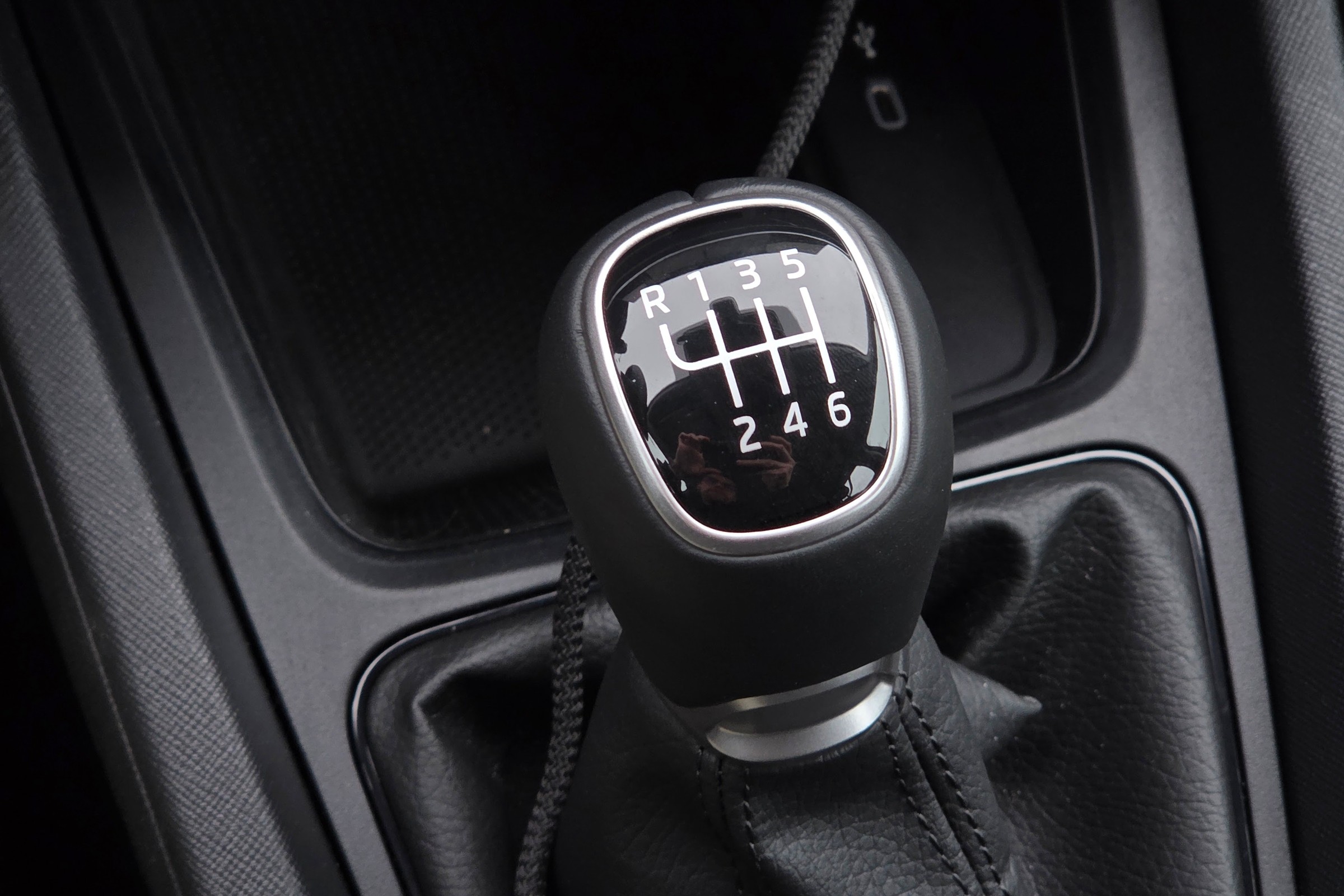 Wyjaśniamy, co lepsze. Hamowanie silnikiem czy jazda na luzie? Mit sprzed lat