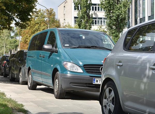 Parkowanie przy cmentarzach. Przypominamy jak zrobić to prawidłowo
