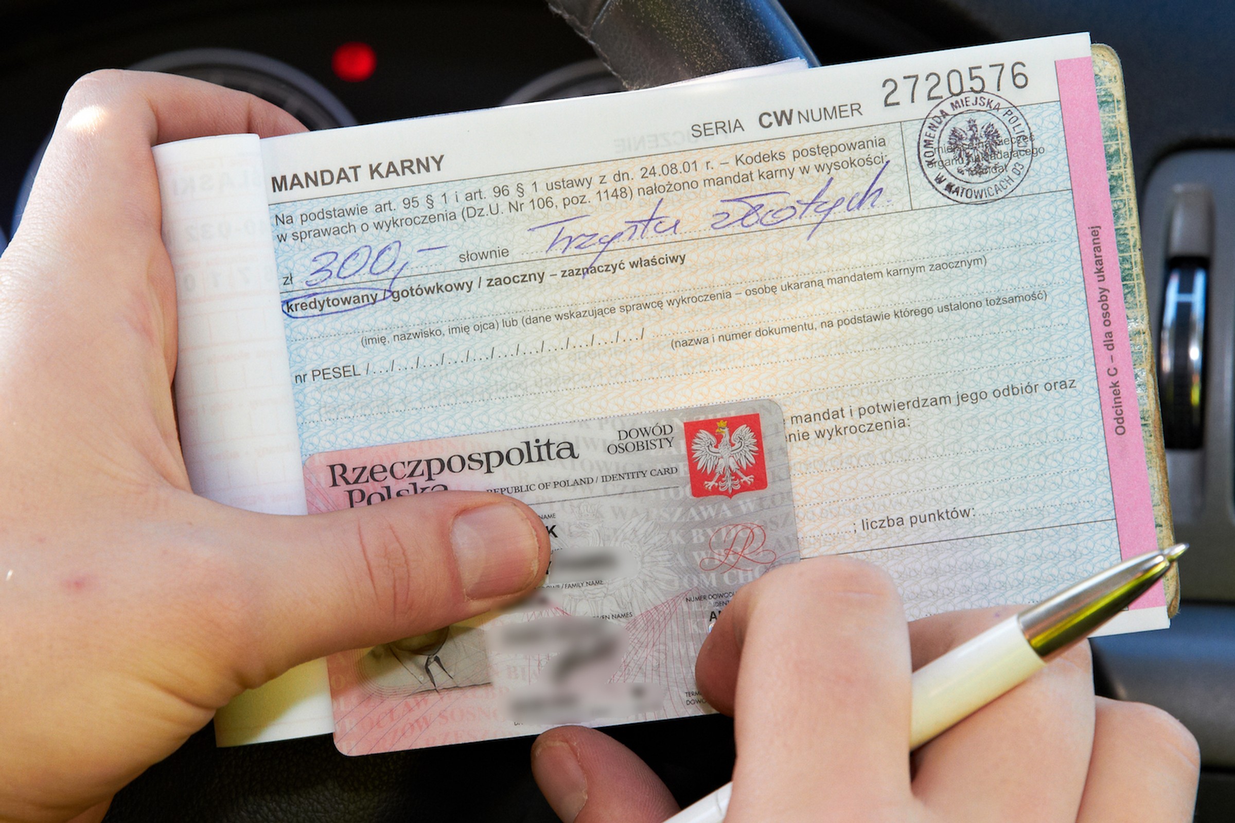 Na oczach policjantów złamał zasadę kąta prostego. Wręczyli mu mandat 2000 zł i 15 pkt