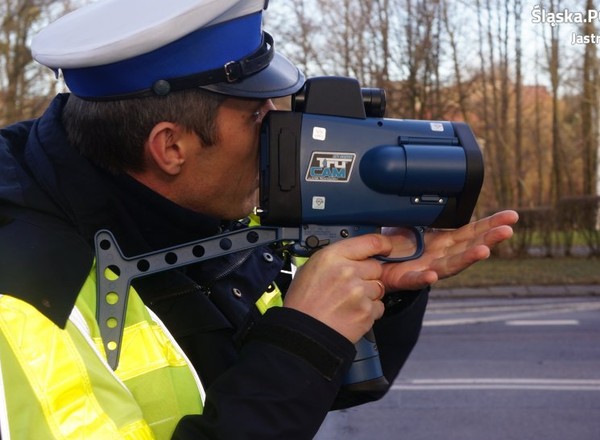 Kierowca nie może bezkarnie przyspieszać po minięciu patrolu. Tak też może zostać ukarany