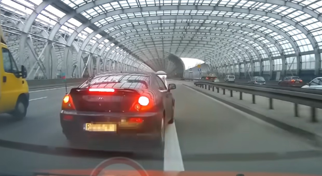 "Poganiacz" rządził na drodze S8. Nagrała się jego twarz. "Ładnie się bawią w tej policji" [WIDEO]