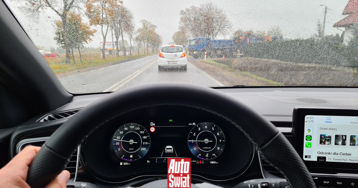 Jadą w deszczu i mgle na światłach dziennych. W tych warunkach technika się gubi