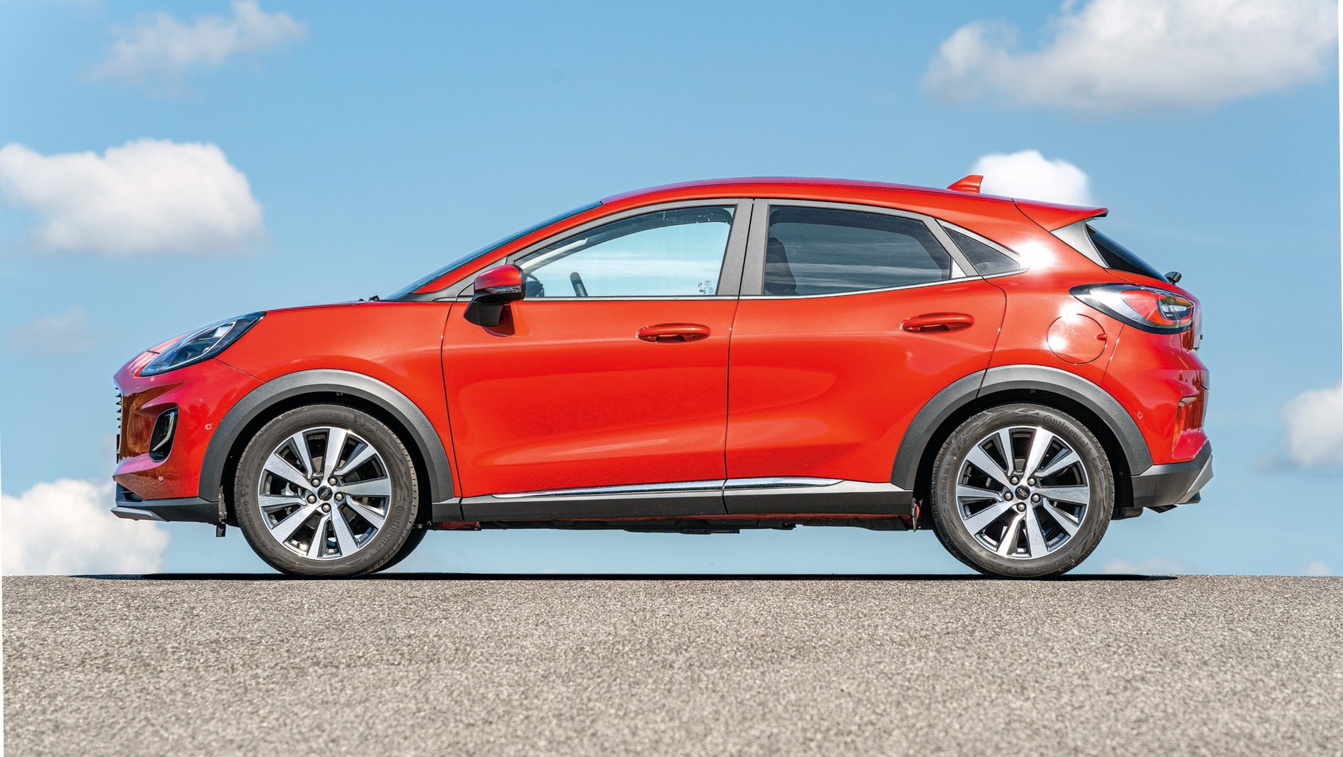 Ford Puma również wygląda potężnie, ma wysoką linię maski i światła niczym z Porsche.