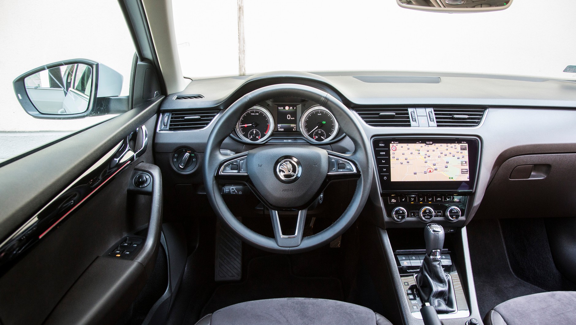 Skoda Octavia Laurin & Klement 2.0 TDI 4x4; Jakość wykończnia nie budzi zastrzeżeń. Konsola środkowa zdominowana jest przez dotykowy ekran o przekątnej 9,2 cala