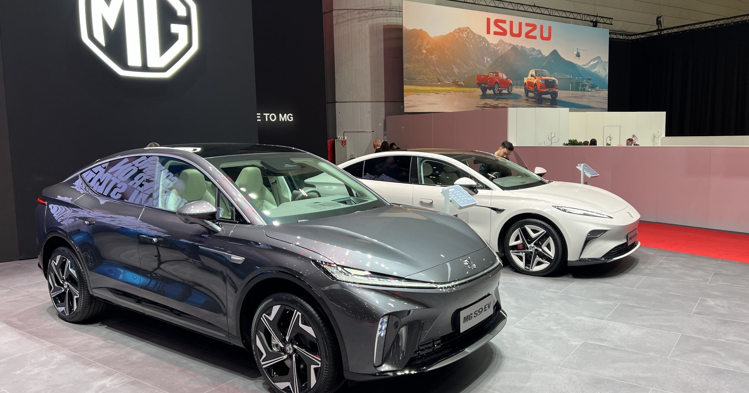 MG S9 EV (na pierwszym planie) i MG9 EV (Salon samochodowy w Genewie; 2024 r.)