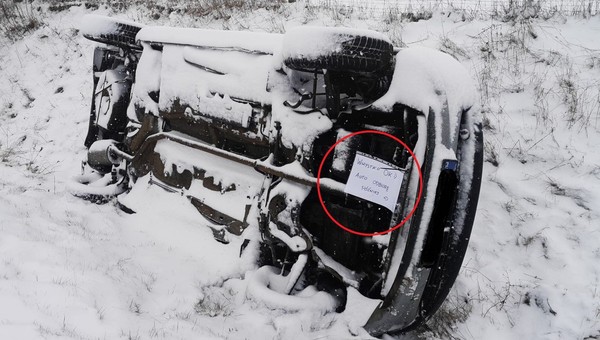 Nie było kierowcy, była za to nietypowa kartka. Policjanci zaskoczeni