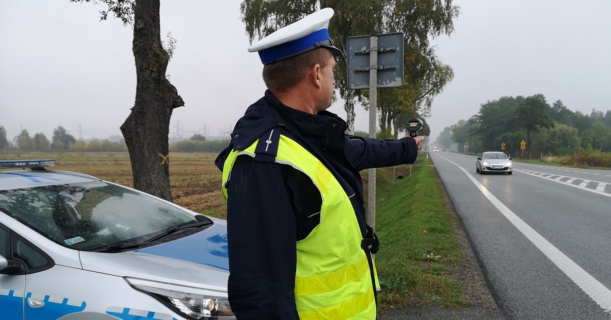  Policja już się rozstawia za znakiem D-42. Co weekend kierowcy tracą prawa jazdy - Auto Świat