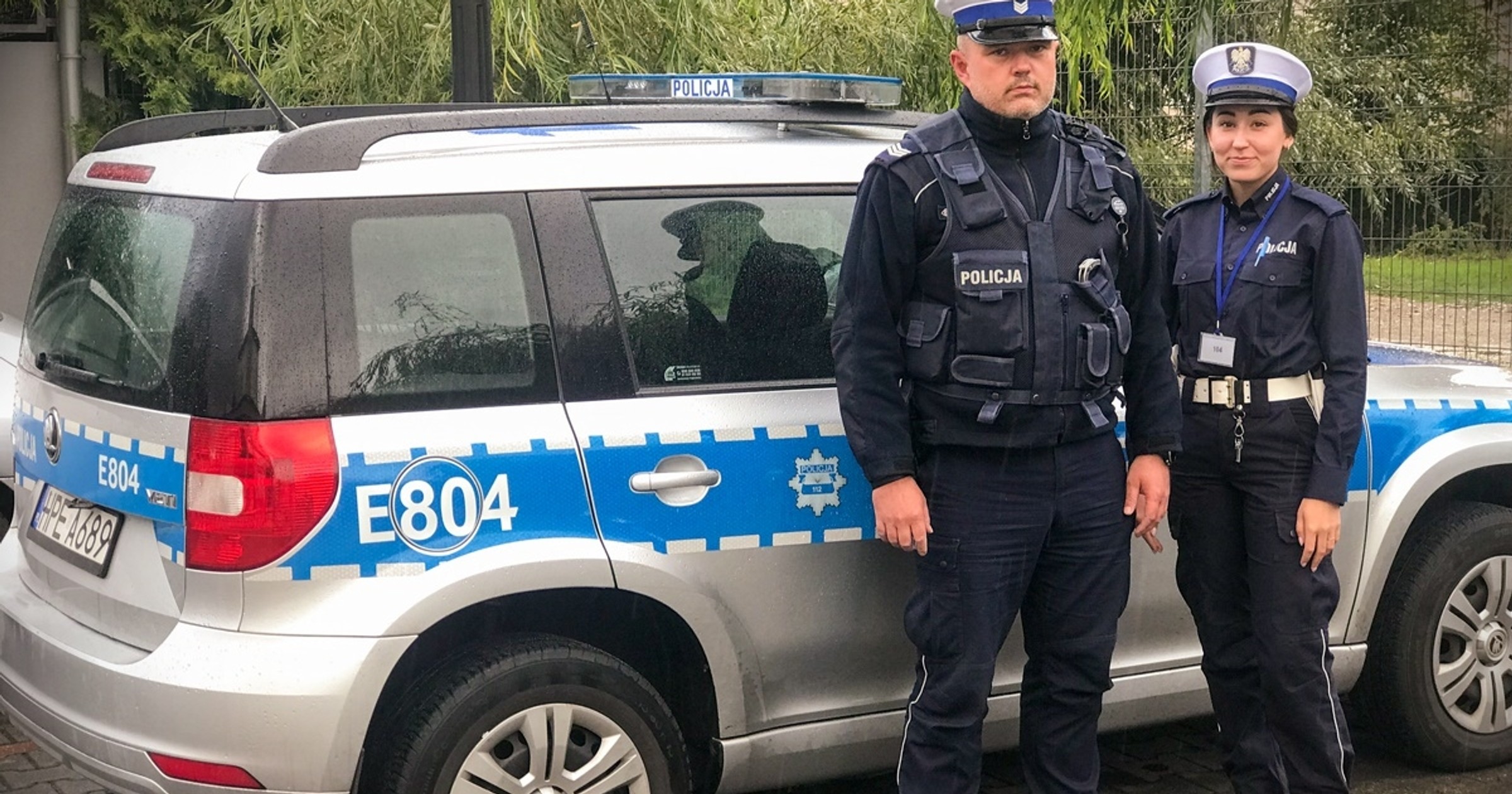 Policyjna eskorta lekarza na motocyklu