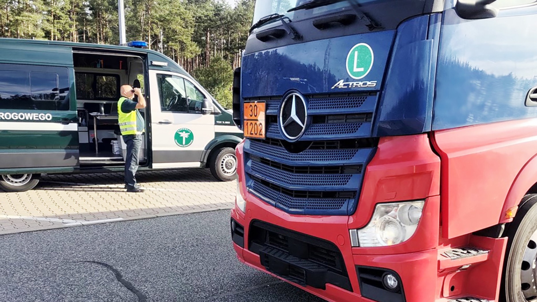 Pojazdy, przewożące towary niebezpieczne mają przymocowane specjalne pomarańczowe tabliczki