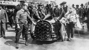Najdziwniejsze samochody w historii. Od napędu atomowego po rakietowy