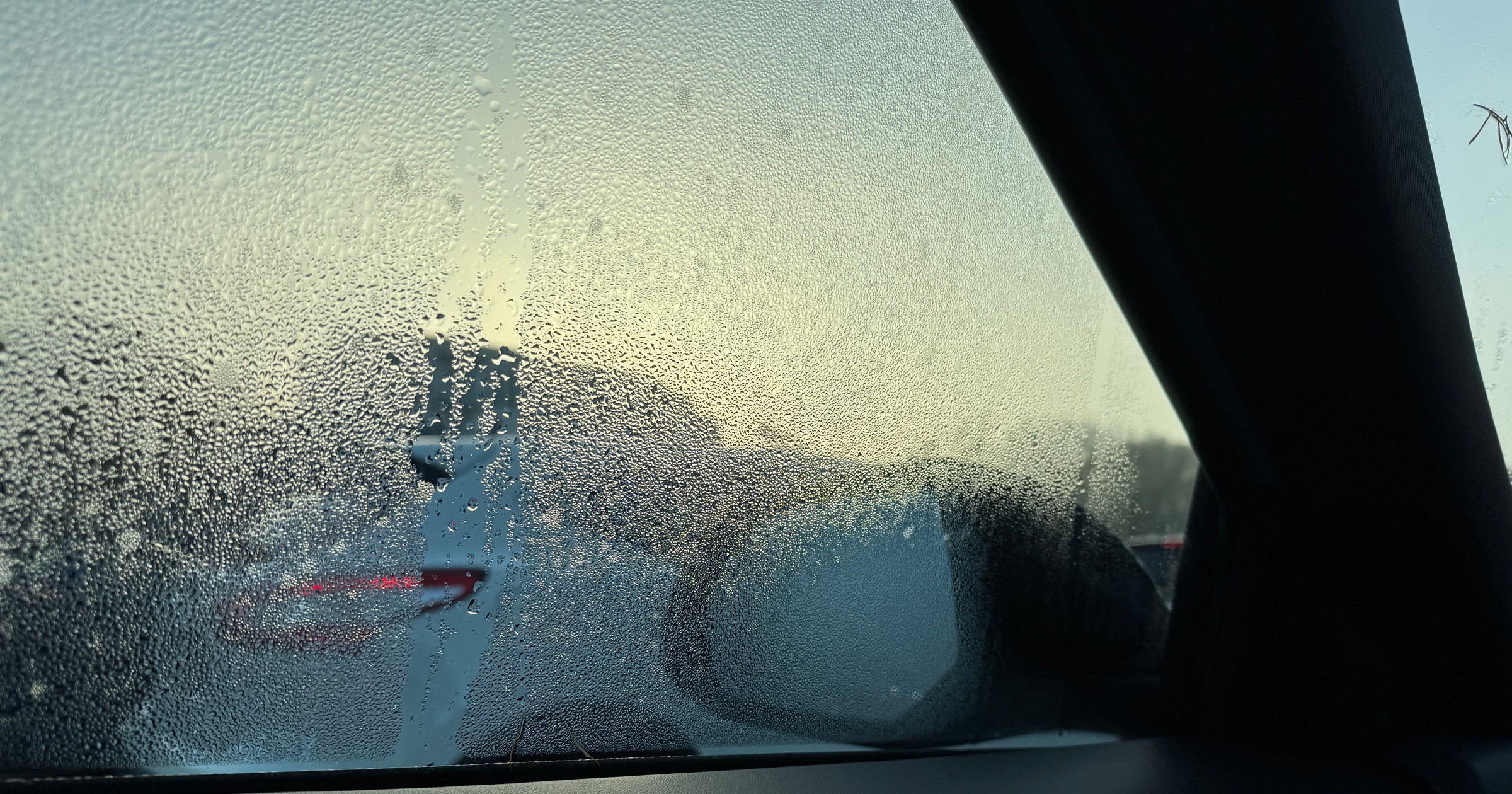 Woda na szybach samochodu