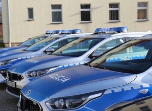 Policyjny radiowóz przekroczył prędkość i wyprzedzał na przejściu [Nagranie]