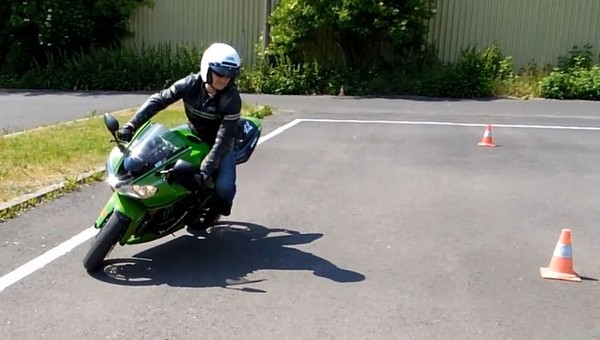 Motocykl na placu egzaminacyjnym