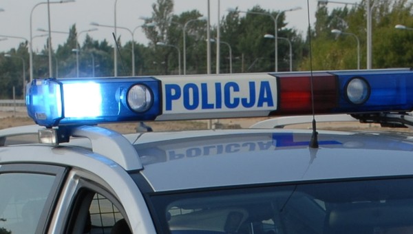 Rażące wykroczenia drogowe policjantów na nagraniach innych kierowców dają fatalny przykład!