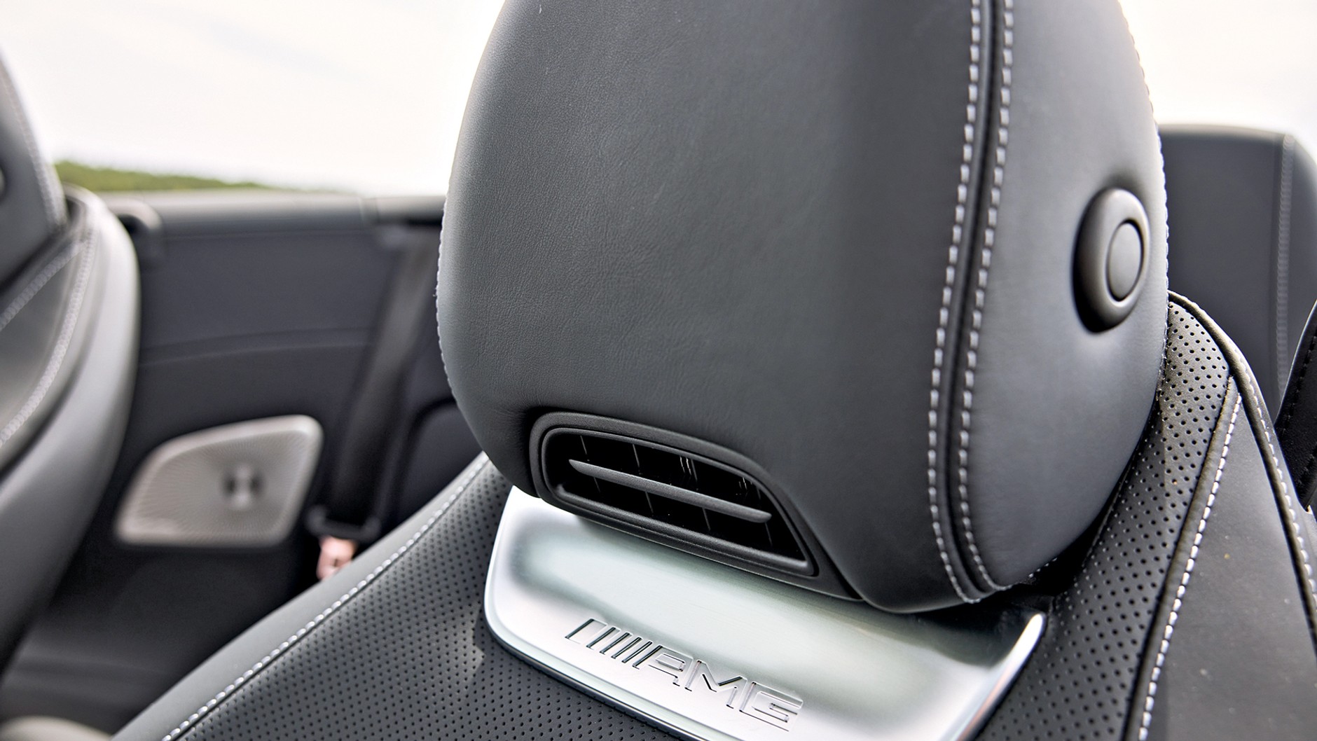 Przednie fotele z ogrzewaniem karku Airscarf