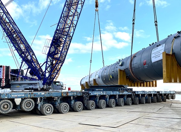 Gigantyczna kolumna Wash Tower na drogach publicznych. To największy taki transport w kraju