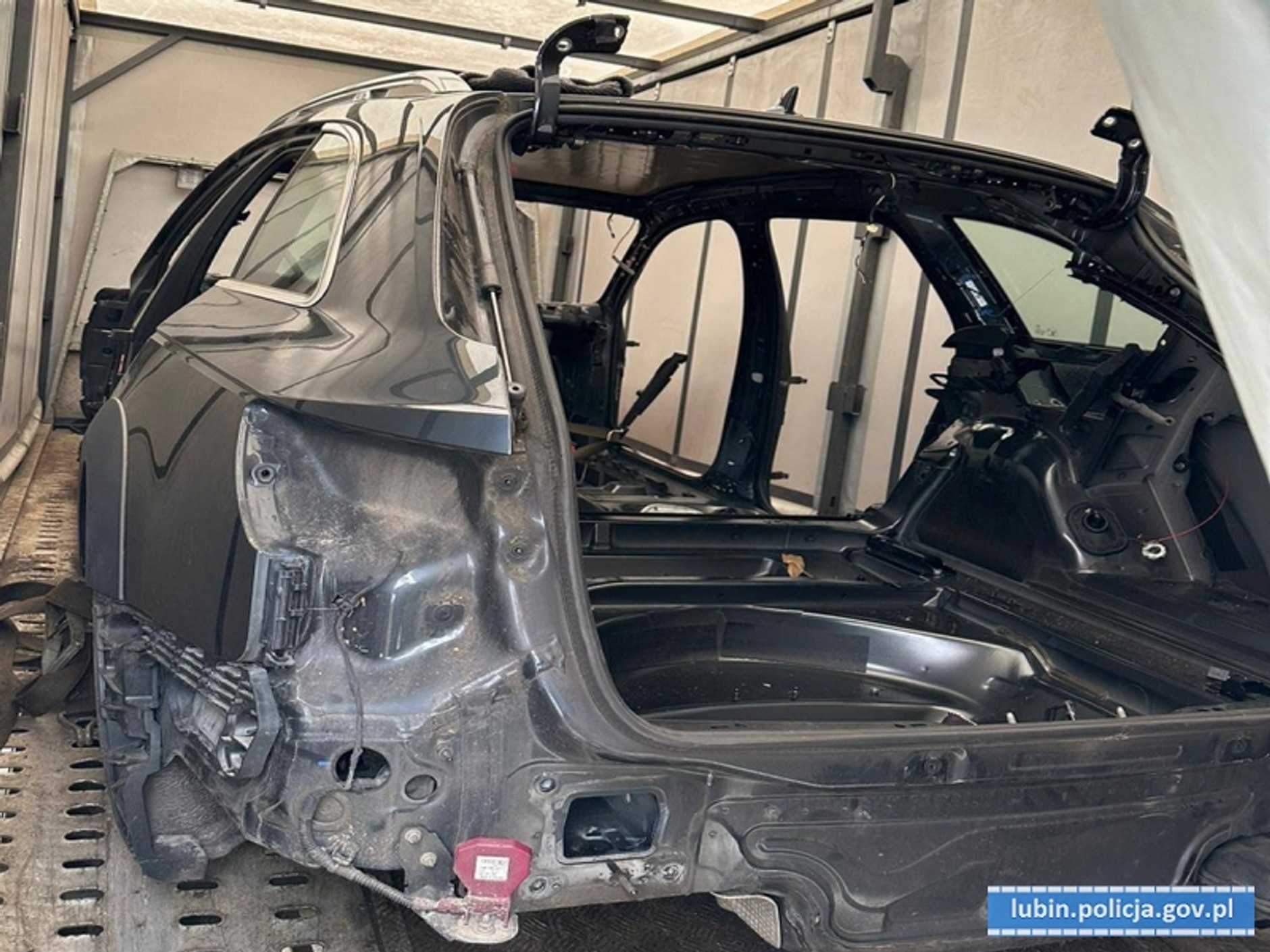 Policjanci zajrzeli do dostawczaka. Ich oczom ukazała się... karoseria