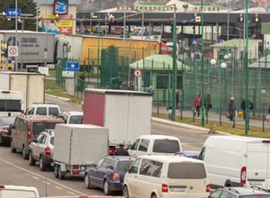 Długie kolejki aut czekających na wjazd z Ukrainy do Polski, ale nie wszędzie