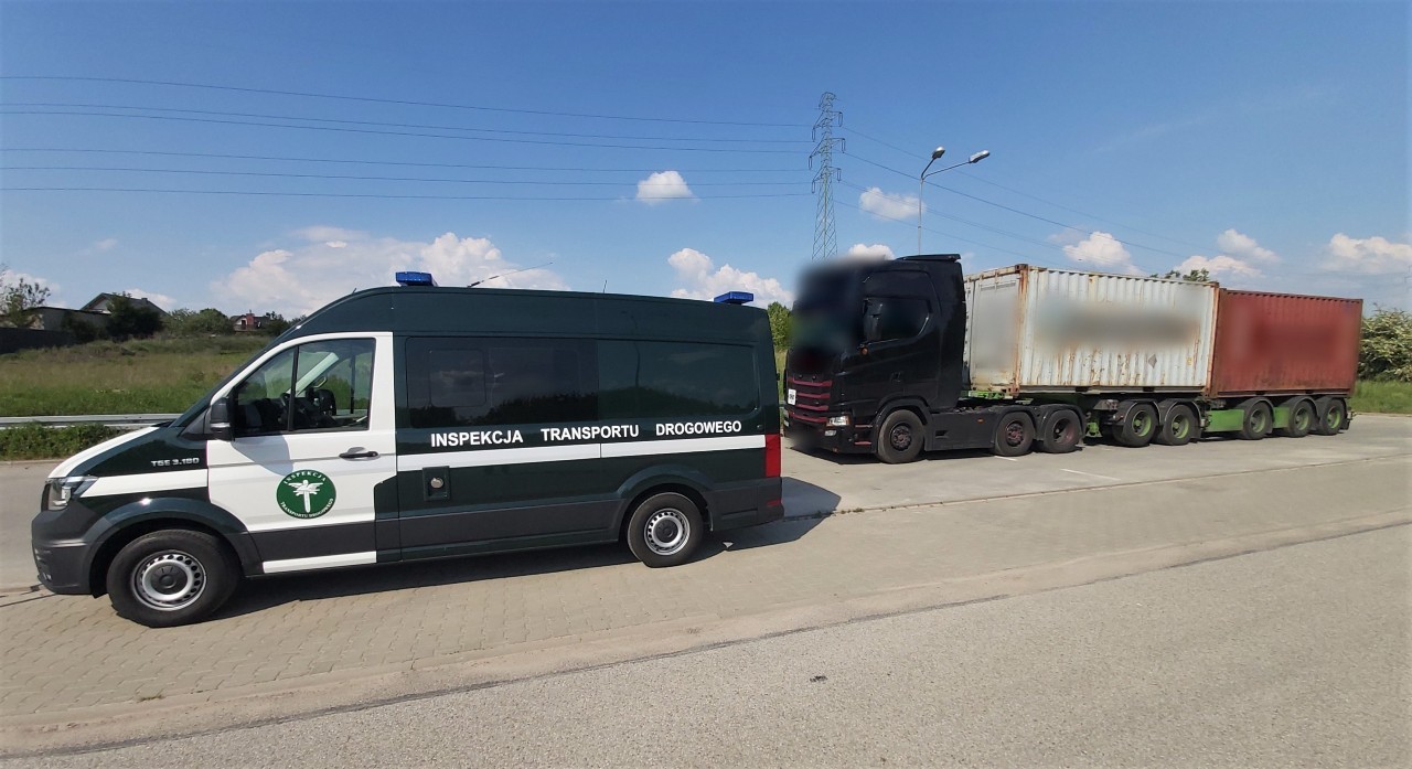 Kontrola drogowa zakończyła się wydaniem kierowcy zakazu dalszej jazdy i skierowaniem nienormatywnego zestawu na wyznaczony parking strzeżony
