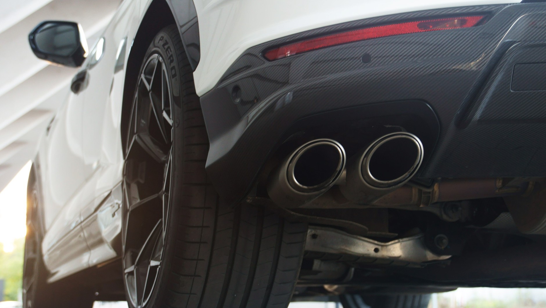 Dwie z czterech końcówek układu wydechowego firmy Akrapovic