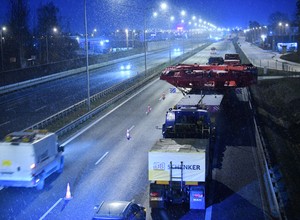 Ogromna maszyna już na rogatkach Warszawy. Dalsza trasa konwoju