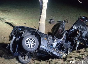 Tragiczny wypadek w Kowarach. BMW wjechało w drzewo. Dwóch 18-latków nie żyje